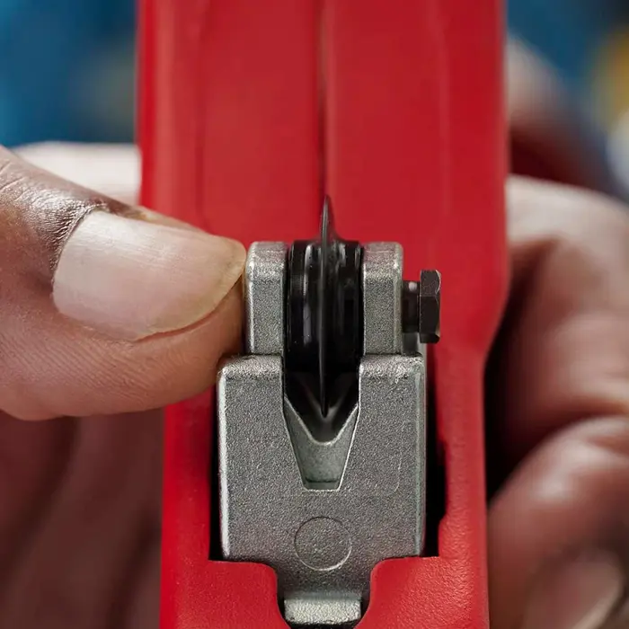 knipex-tubix-xl-pipe-cutter-red-o-6-76mm-79554-903103bk-w.webp