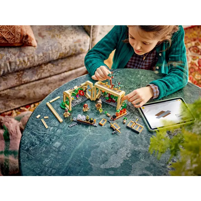 lego-harry-potter-76445-hogwarts-castle-herbology-class-52634-klolegleg1852.webp