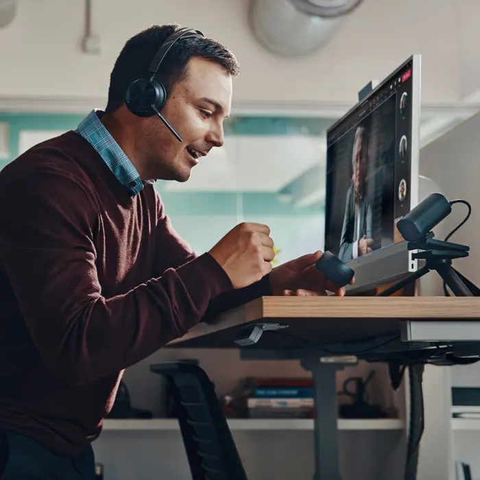 poly-voyager-focus-2-usb-c-c-headset-usb-ca-adapter-charging-59755-wlononwcrdek8.webp