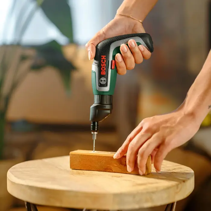 Bosch Cordless Screwdriver IXO 7 Set, 3.6V (green/black, Li-Ion battery 2.0Ah)