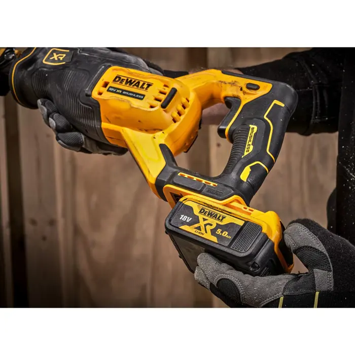 DEWALT. PIŁA SZABLASTA 18V DCS382N