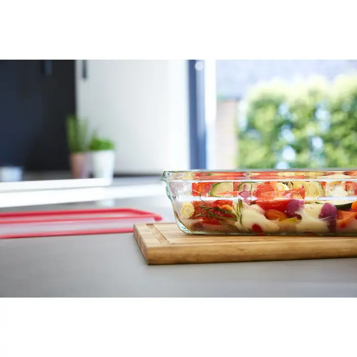 Emsa CLIP & CLOSE glass food storage container 0.8 liters (transparent/red, square)