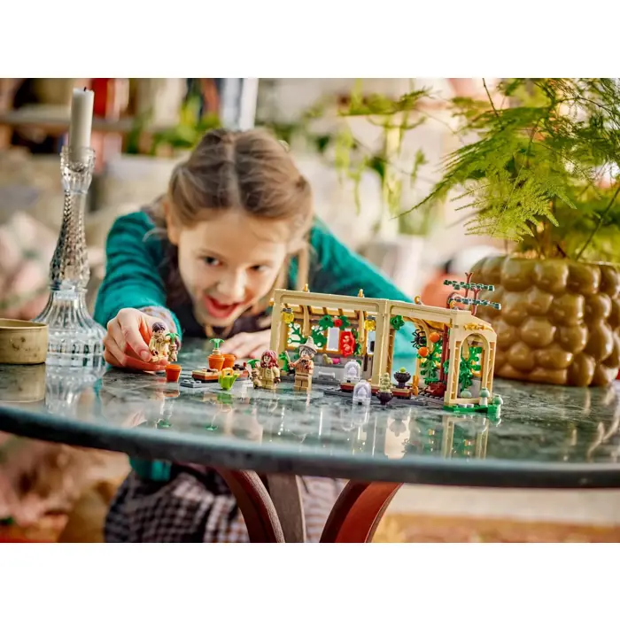 LEGO HARRY POTTER 76445 Hogwarts Castle - Herbology Class