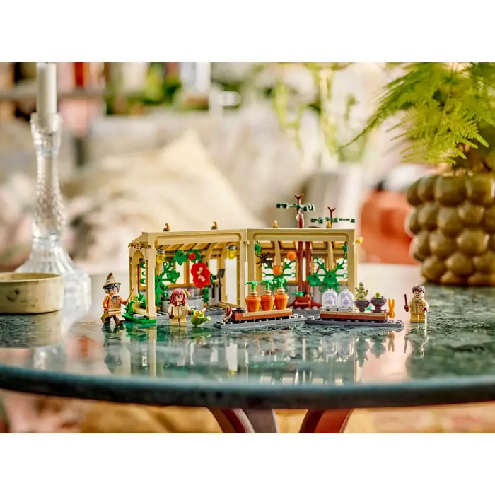 LEGO HARRY POTTER 76445 Hogwarts Castle - Herbology Class