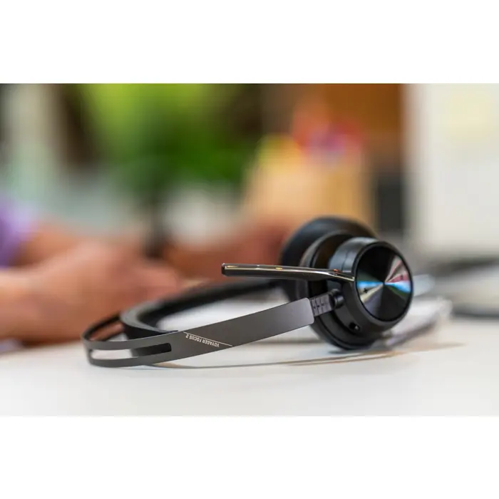 POLY Voyager Focus 2 USB-C-C Headset +USB-C/A Adapter +Charging Stand
