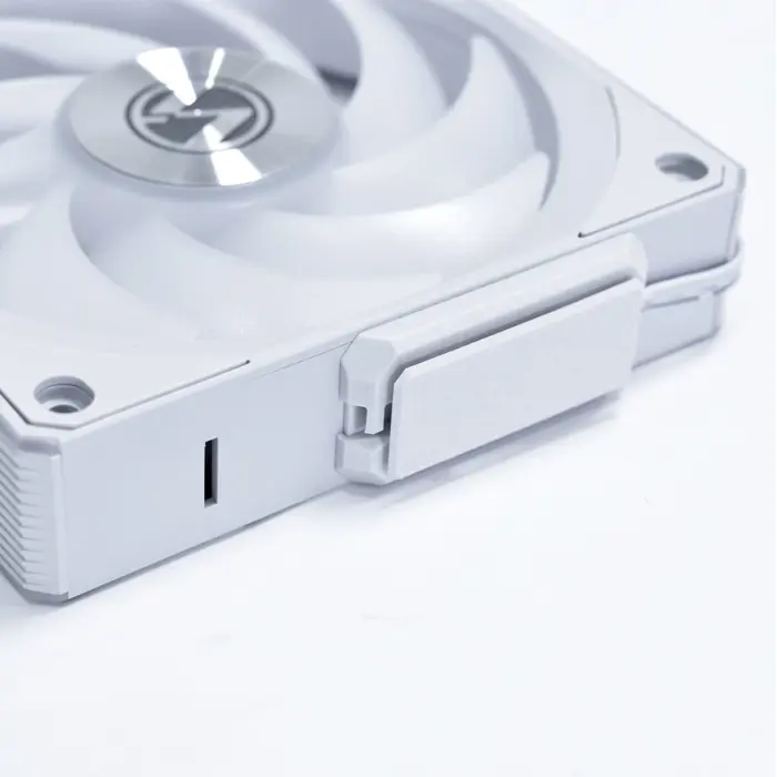 White wireless Lian Li UNI FAN 3-pack fan, 120mm
