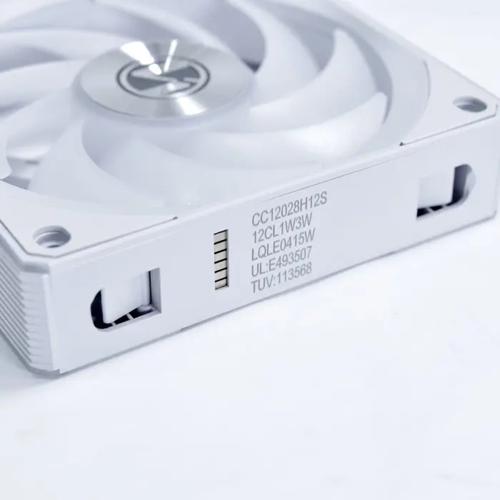 White wireless Lian Li UNI FAN 3-pack fan, 120mm